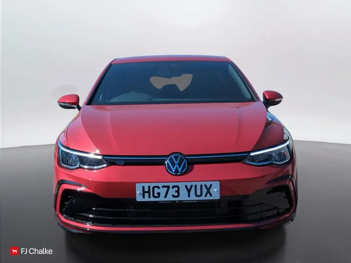 Second-hand VW Golf VIII R-line 150 CP (110 kW) 2024 Roșu Hatchback