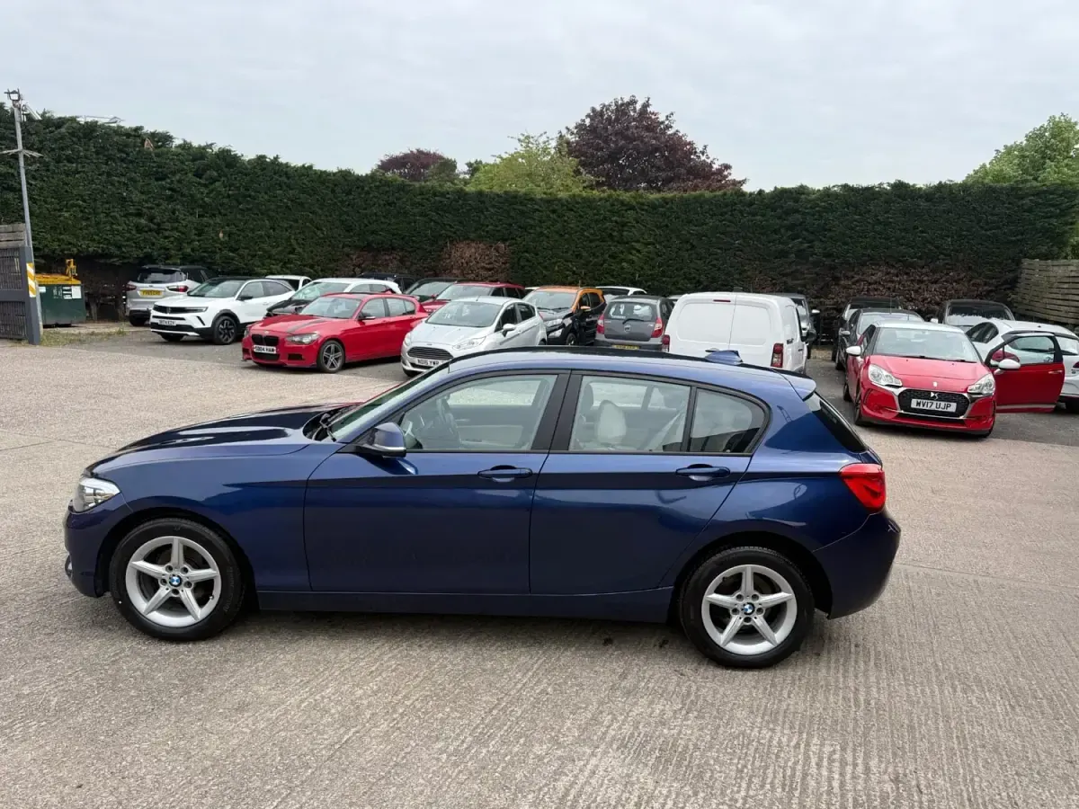 Begagnad BMW 118 Comfort Edition 2016 Blå Halvkombi