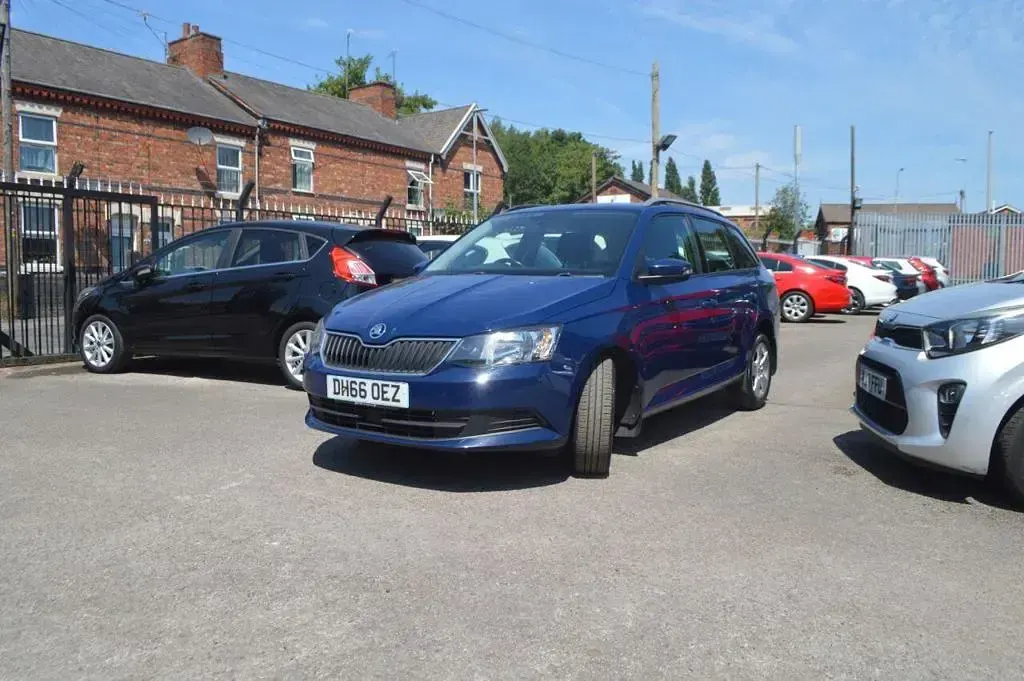 Used Skoda Fabia SE 90 HP (66 kW) 2017 Blue Estate