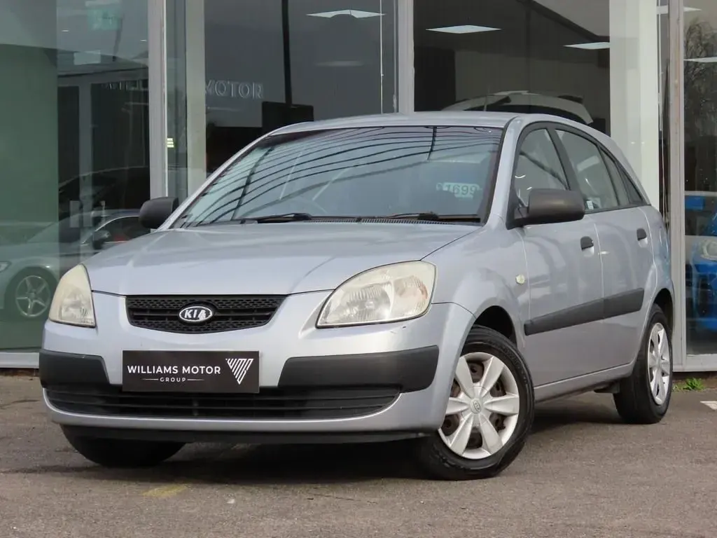 Begagnad Kia Rio 97 HK (71 kW) 2006 Silver Halvkombi