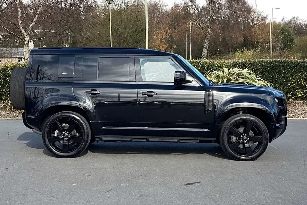 Used Land Rover Defender SE Dynamic 245 HP (180 kW) 2024 Black SUV