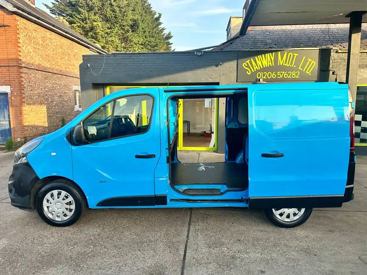 Used Vauxhall Vivaro 120 HP (88 kW) 2015 Blue