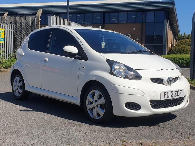 Usado Toyota Aygo 68 HP (50 kW) 2012 Branco Citadino