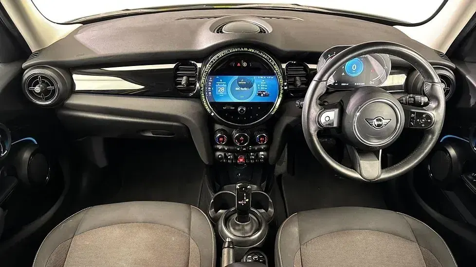 Used Mini Cooper Classic 134 HP (98 kW) 2023 Yellow Hatchback