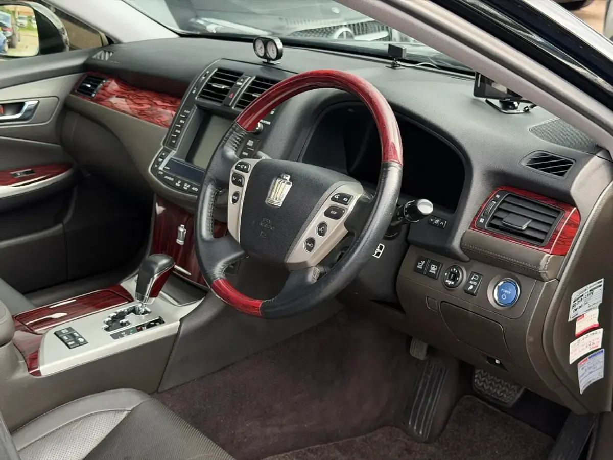 Used Toyota Crown 296 HP (217 kW) 2012 Black Sedan