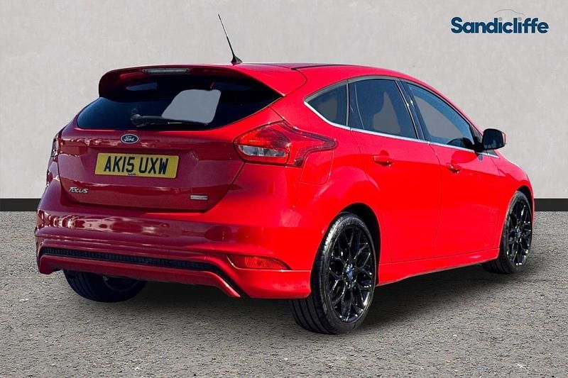Used Ford Focus Zetec 125 HP (91 kW) 2015 Red Hatchback