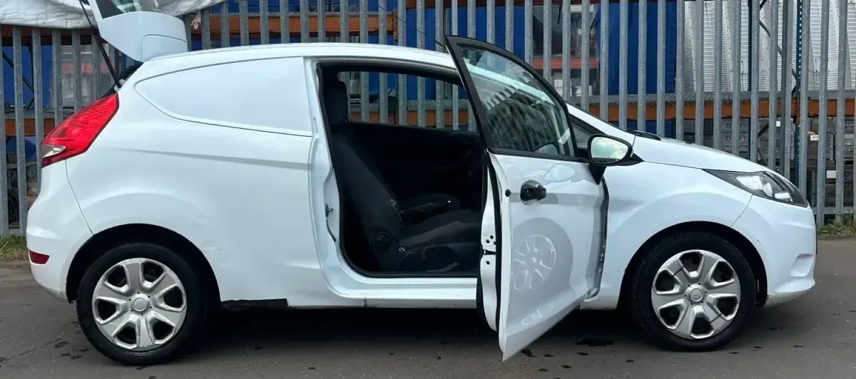 Gebraucht Ford Fiesta 70 PS (51 kW) 2011 Weiß Van