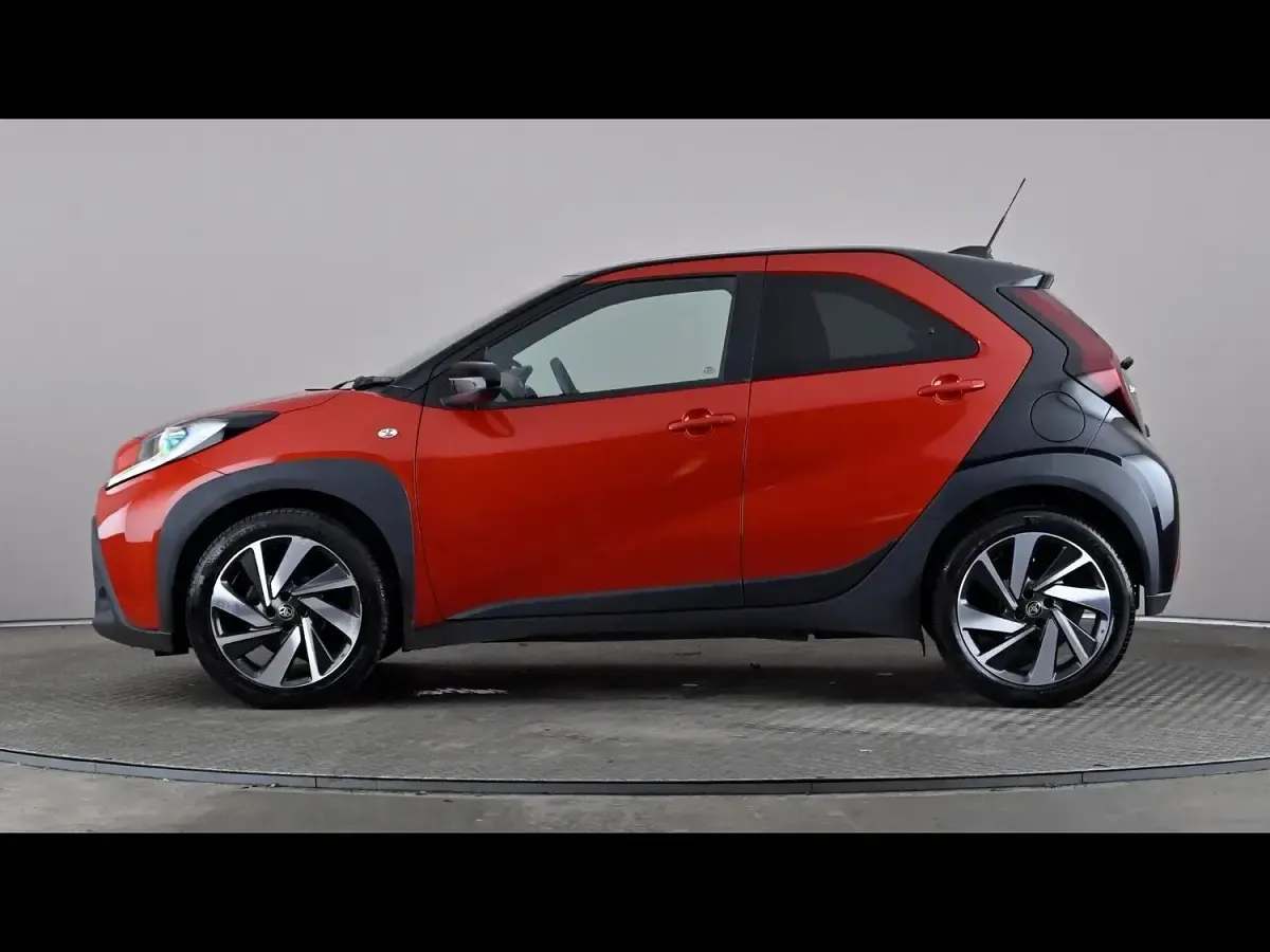 Used Toyota Aygo X 72 HP (52 kW) 2023 Red SUV