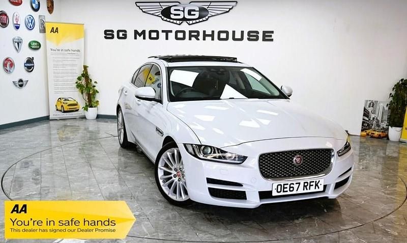 Begagnad Jaguar XE Portfolio 180 HK (132 kW) 2017 Vit Sedan