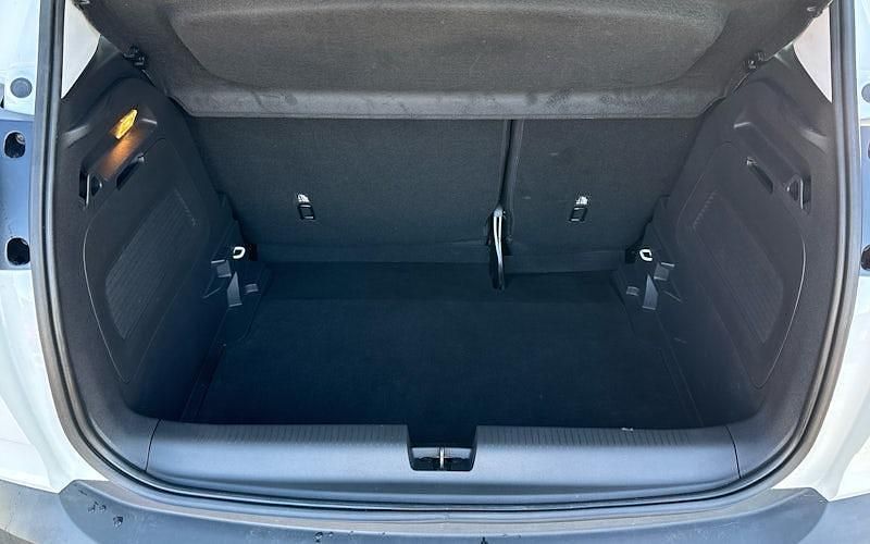 Used Vauxhall Crossland Design Edition 83 HP (61 kW) 2022 White SUV