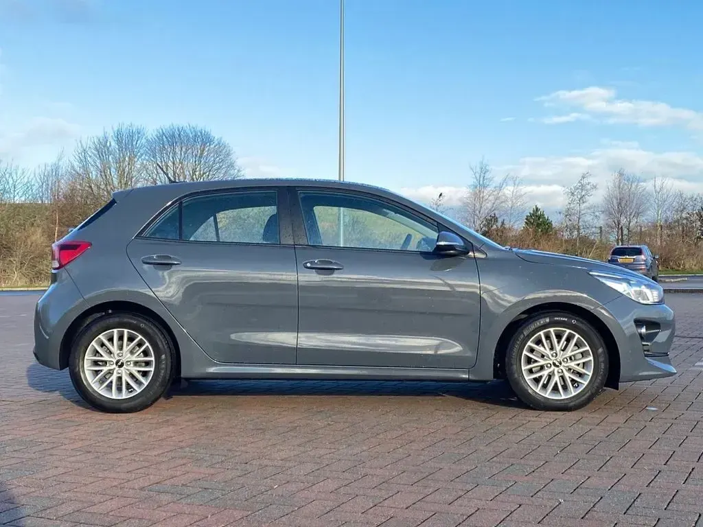 Used Kia Rio 99 HP (72 kW) 2022 Grey Hatchback