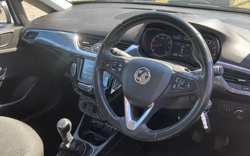 Used Vauxhall Corsa 75 HP (55 kW) 2017 White Hatchback