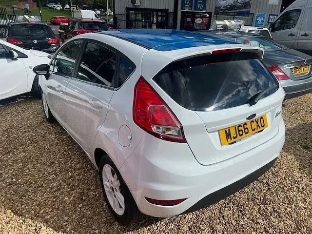 Used Ford Fiesta Zetec 82 HP (60 kW) 2016 White Hatchback