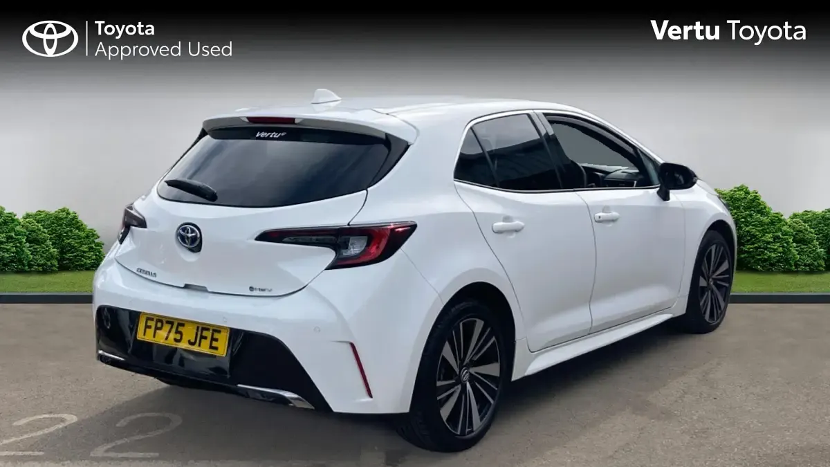 Used Toyota Corolla Design 140 HP (102 kW) 2025 White Hatchback