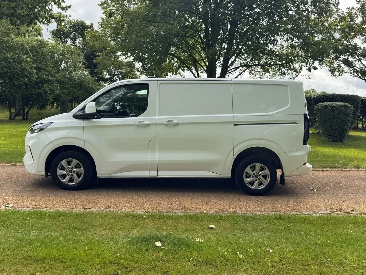 Used Ford Transit Custom Limited 136 HP (100 kW) 2024 White Van