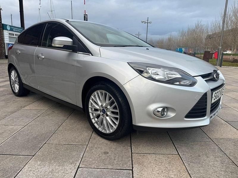Begagnad Ford Focus Zetec 2012 Silver Halvkombi