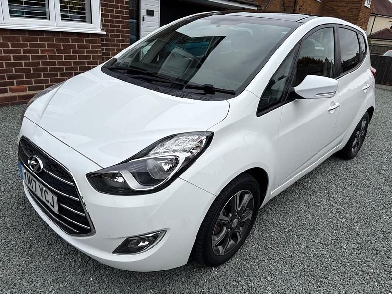 Used Hyundai ix20 Premium 90 HP (66 kW) 2017 White Hatchback