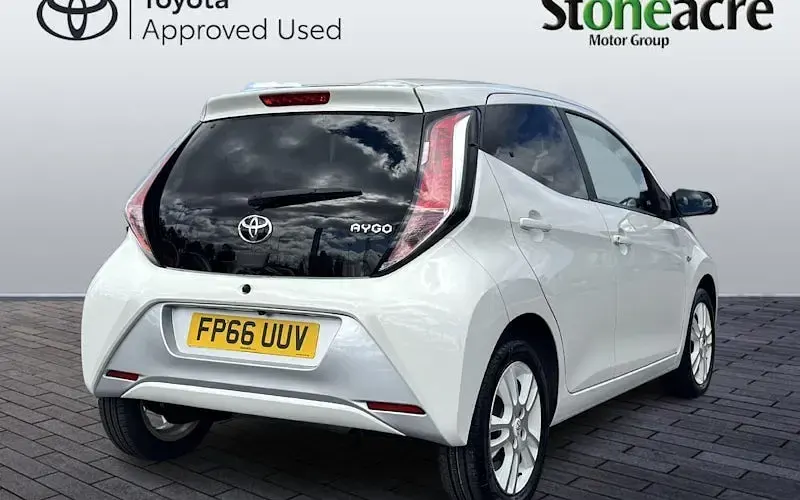 Used Toyota Aygo X-pure 69 HP (50 kW) 2016 White Hatchback