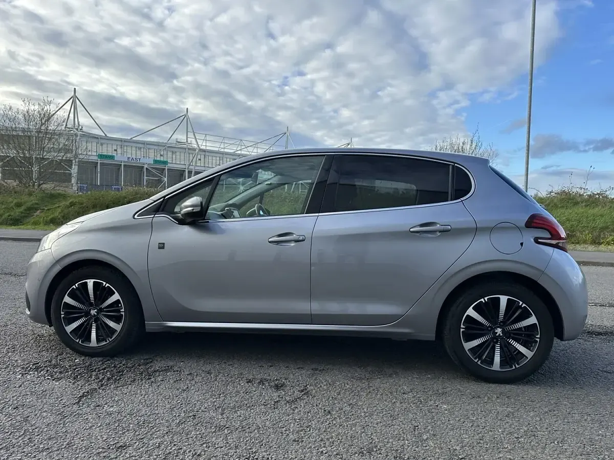 Käytetty Peugeot 208 2019 Harmaa Viistoperä