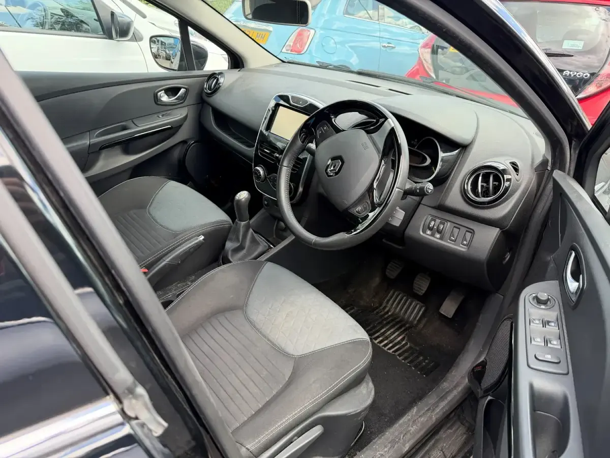 Usado Renault Clio IV Dynamique 90 HP (66 kW) 2015 Preto Citadino