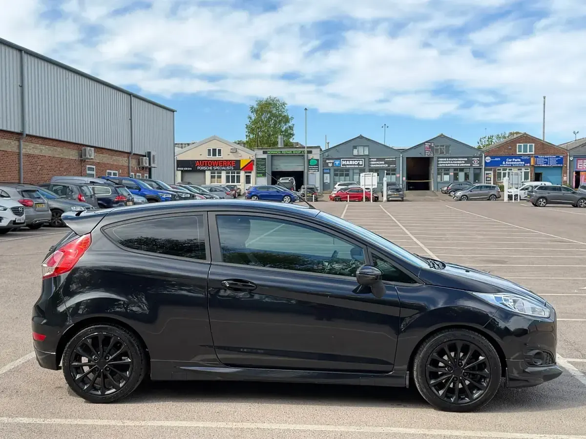 Used Ford Fiesta Zetec 125 HP (91 kW) 2014 Black Hatchback