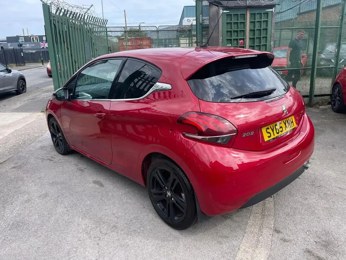 Used Peugeot 208 GT-line 120 HP (88 kW) 2015 Red Hatchback