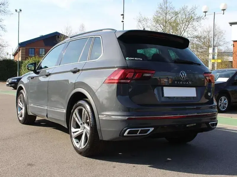 Begagnad VW Tiguan R-line Edition 2024 Grå SUV