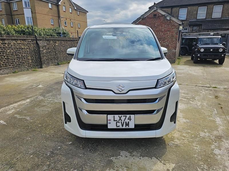 Begagnad Toyota Noah 2024 Vit Minibuss