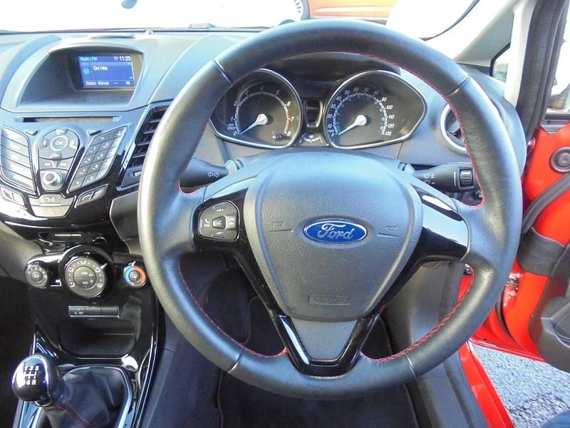 Used Ford Fiesta Zetec 140 HP (102 kW) 2016 Red Hatchback