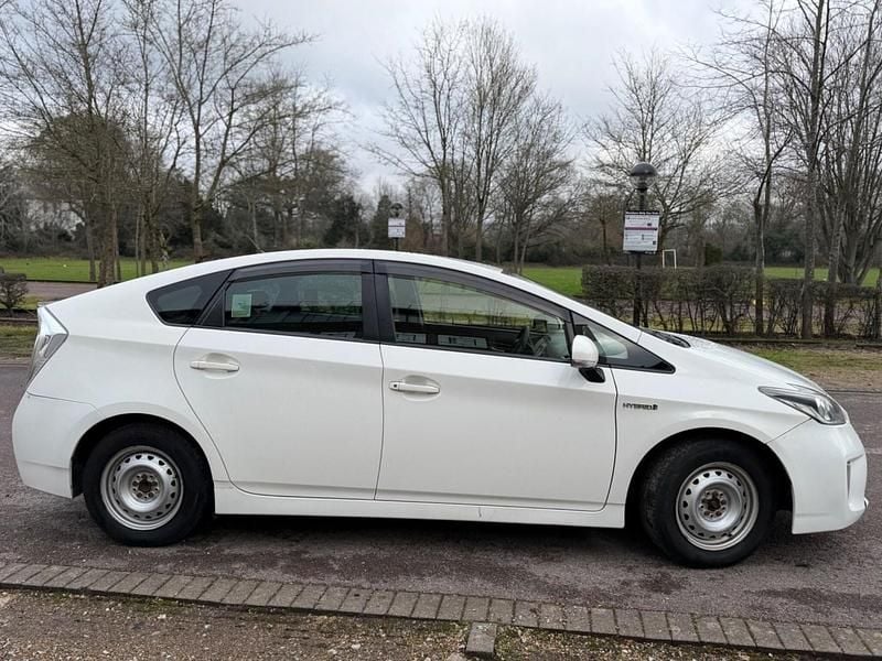 Used Toyota Prius 122 HP (89 kW) 2019 White Hatchback