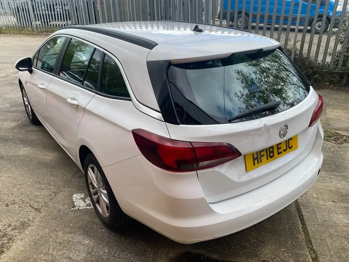 Used Vauxhall Astra 2018 White Estate