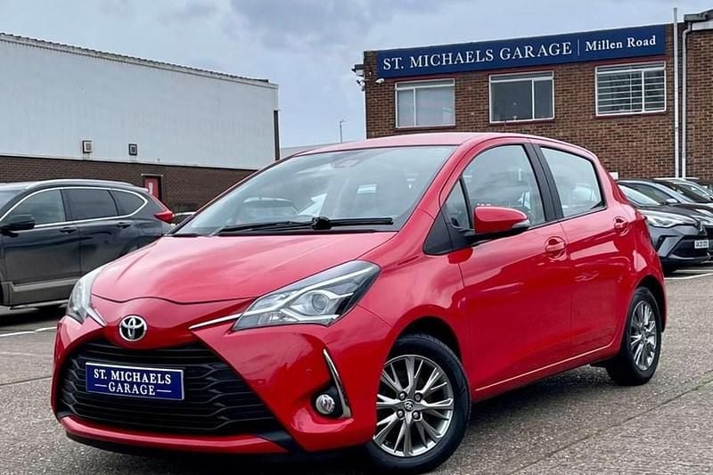 Used Toyota Yaris 111 HP (81 kW) 2017 Red Hatchback