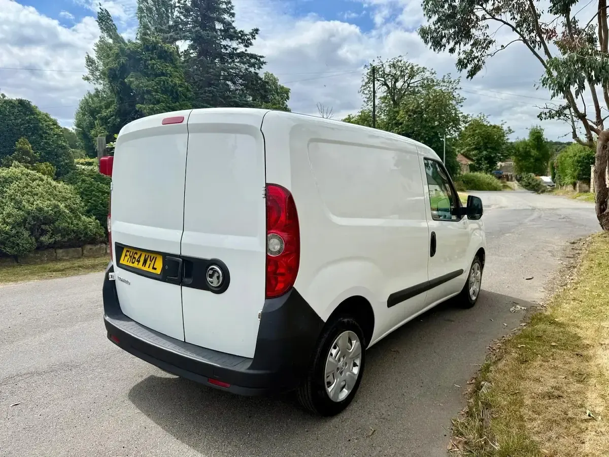 Used Vauxhall Combo Sportive 105 HP (77 kW) 2015 White MPV