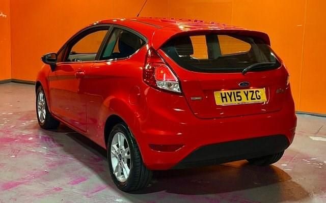 Used Ford Fiesta Zetec 100 HP (73 kW) 2015 Red Hatchback