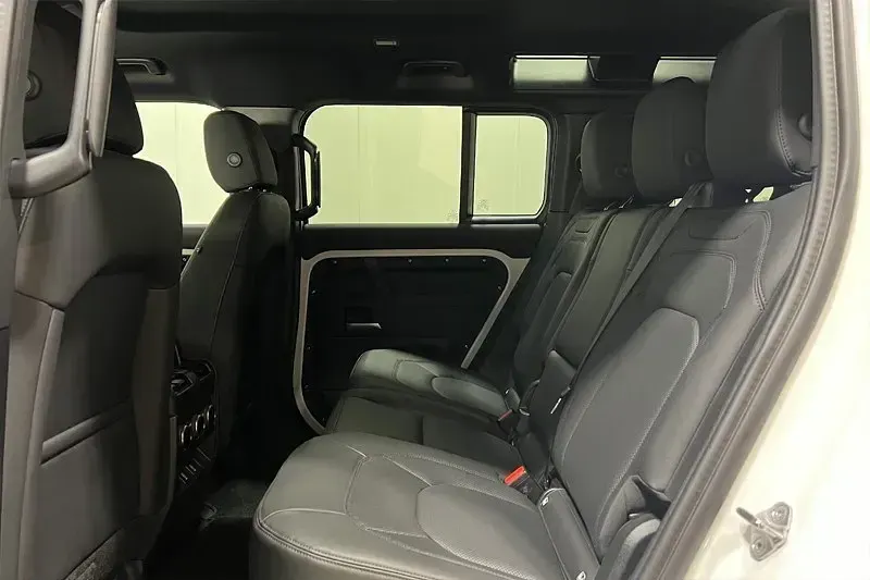 Usado Land Rover Defender SE Dynamic 245 HP (180 kW) 2025 Branco SUV
