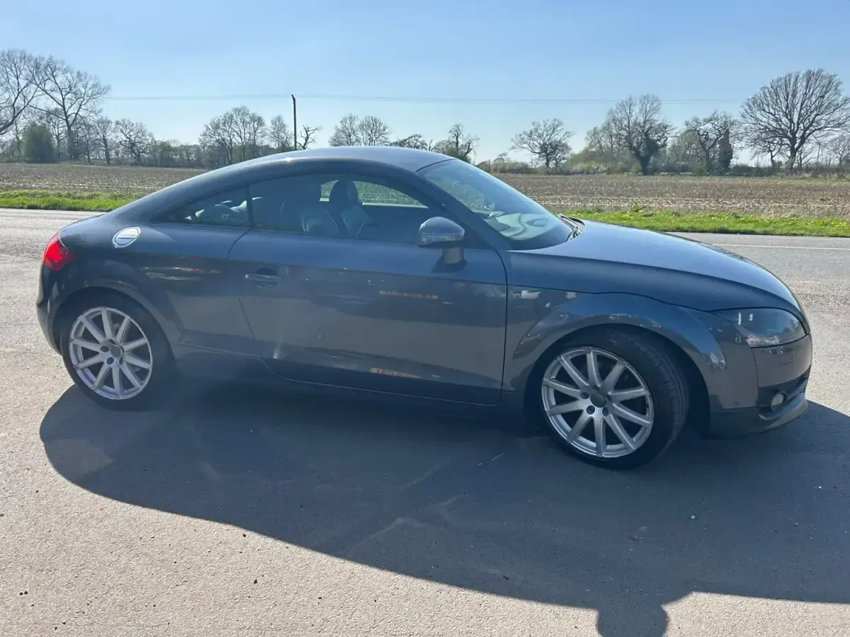 Usado Audi TT 200 HP (147 kW) 2008 Cinzento Coupé