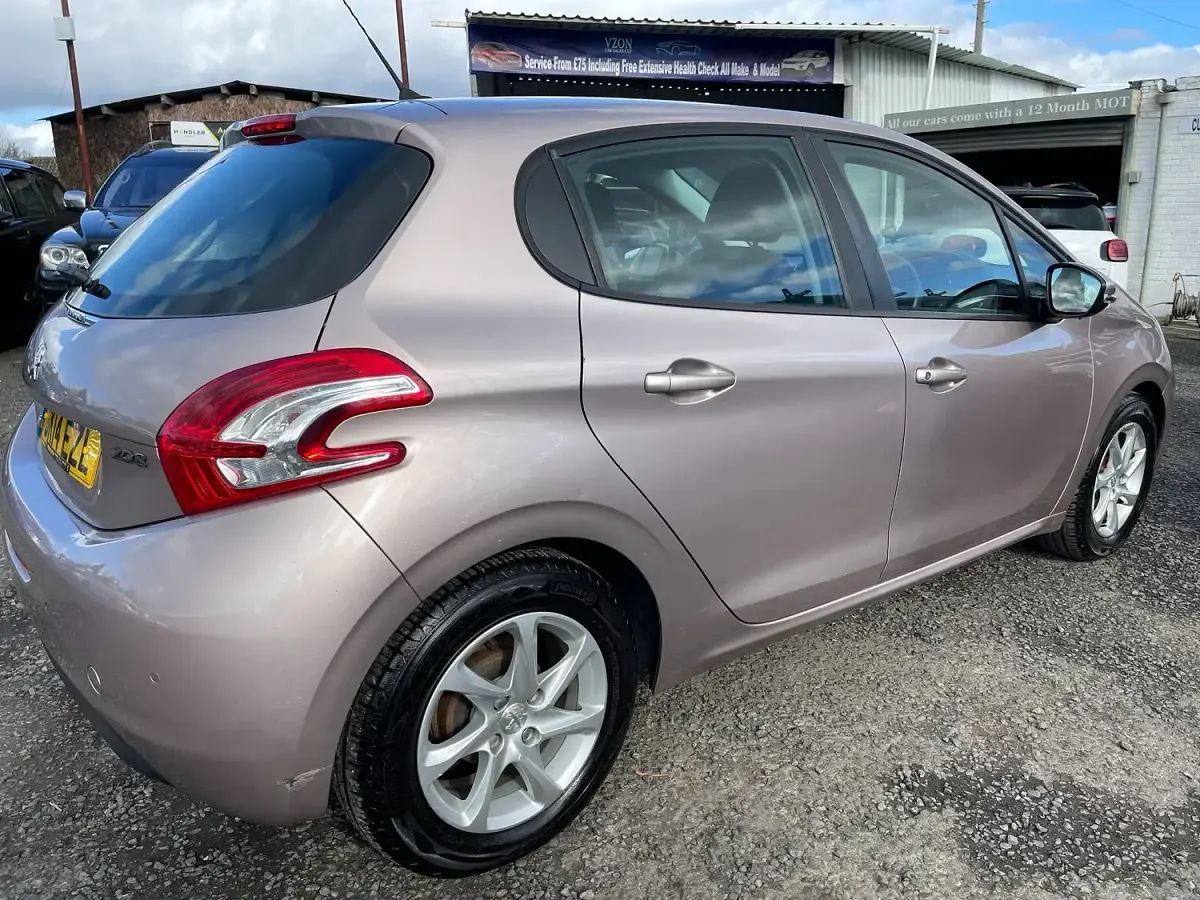 Used Peugeot 208 Active 82 HP (60 kW) 2014 Pink Hatchback