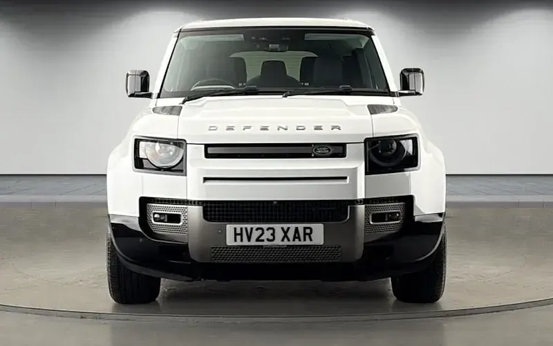 Used Land Rover Defender SE Dynamic 300 HP (220 kW) 2023 Fuji white SUV