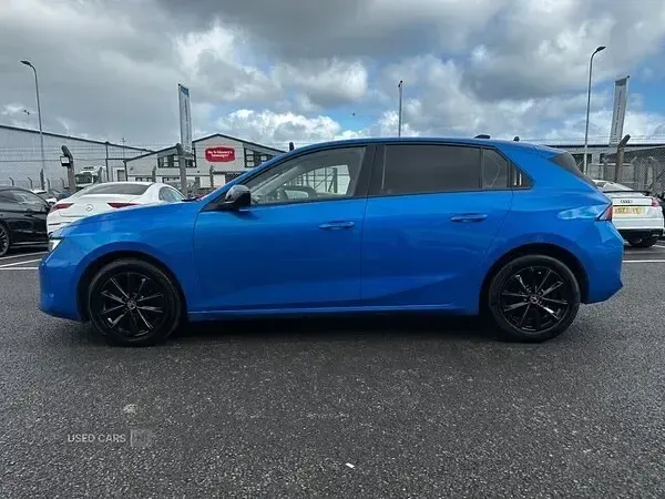 Begagnad Vauxhall Astra Design Edition 130 HK (95 kW) 2024 Blå Halvkombi
