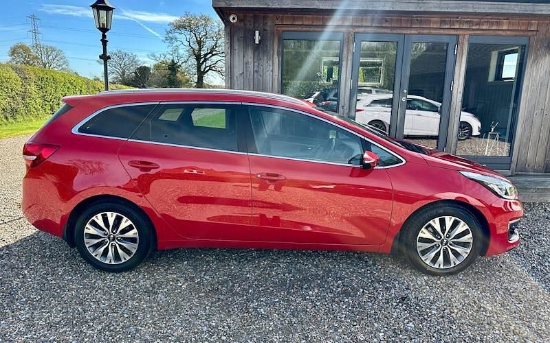 Used Kia Ceed Sportswagon 120 HP (88 kW) 2016 Red Estate
