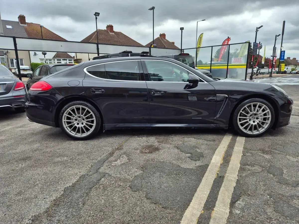 Used Porsche Panamera 420 HP (308 kW) 2014 Black Hatchback