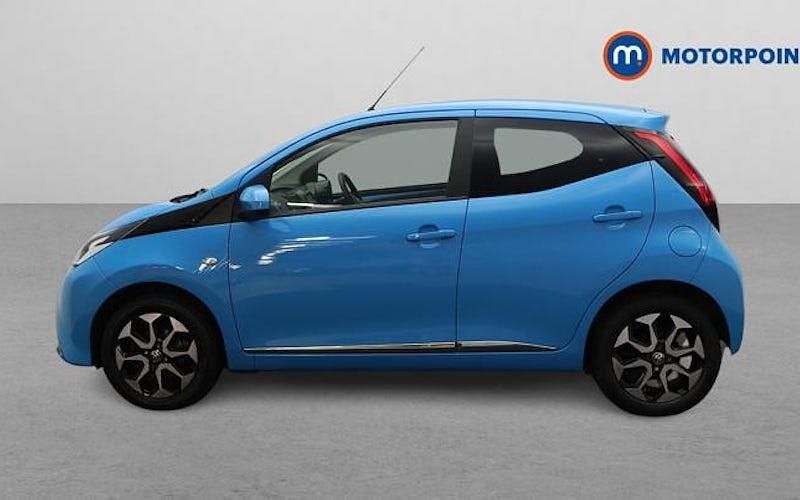 Used Toyota Aygo X-plore 72 HP (52 kW) 2019 Blue Hatchback