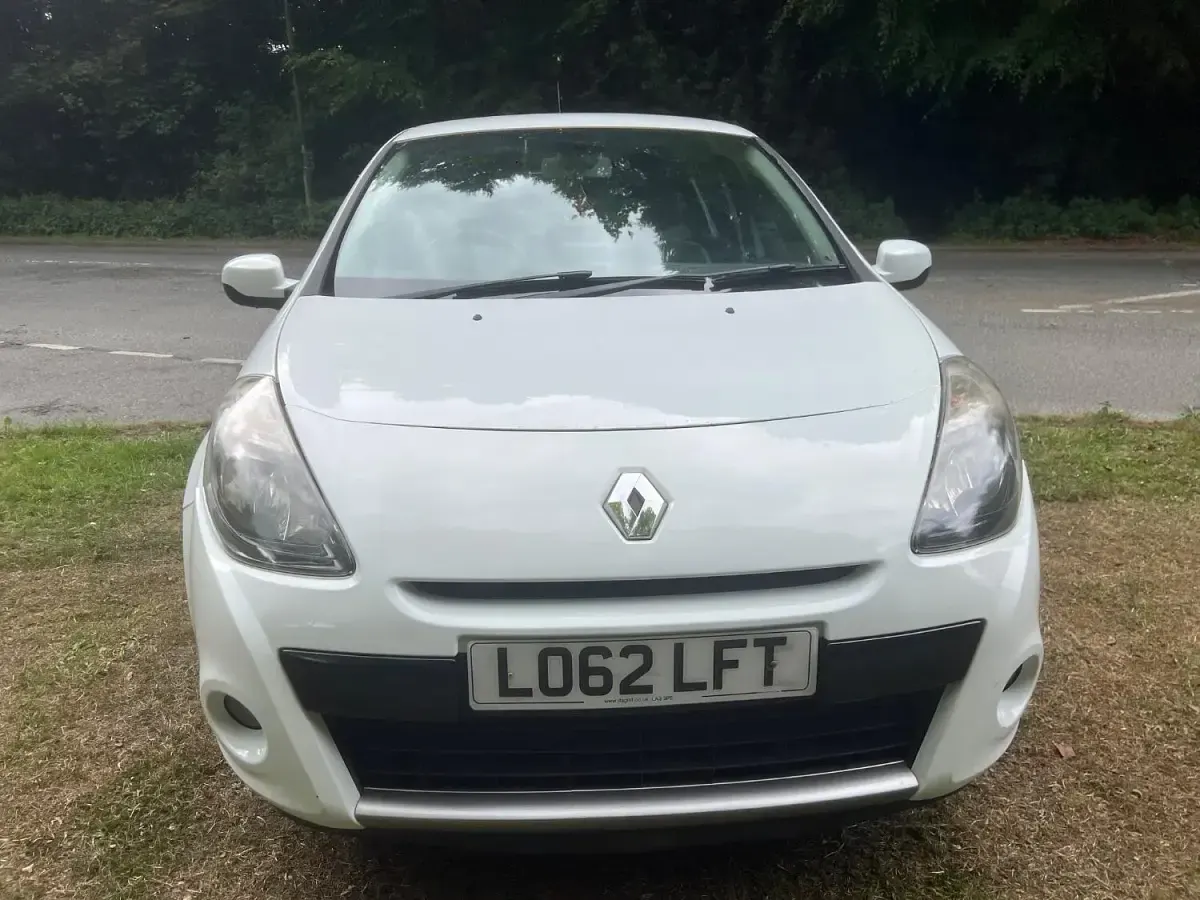 Used Renault Clio Dynamique 88 HP (64 kW) 2012 White Hatchback