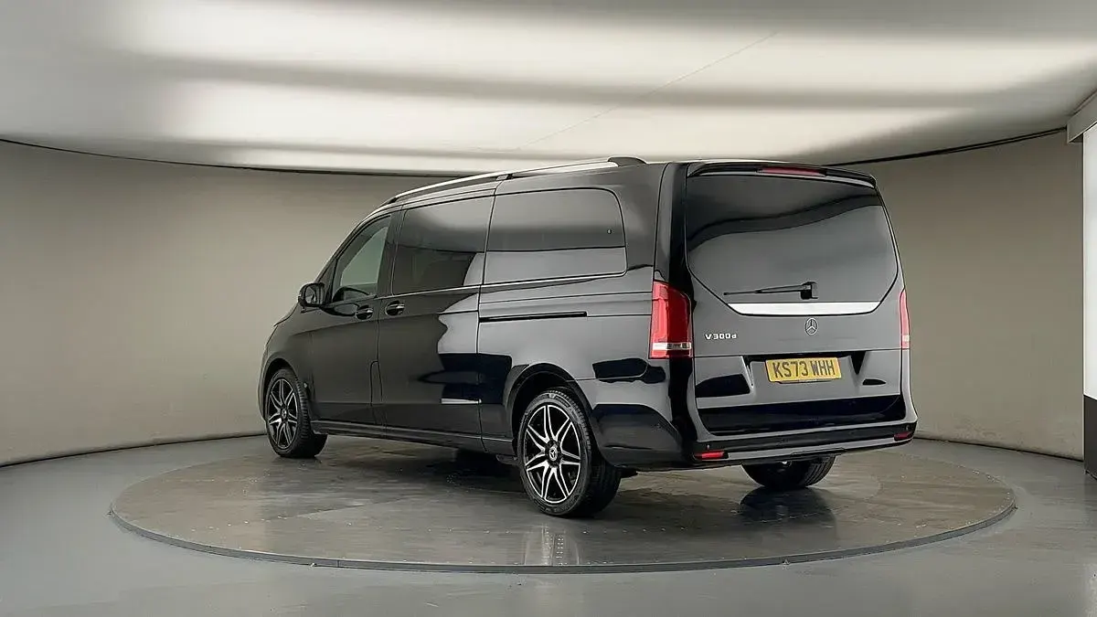 Usado Mercedes V300 AMG line 237 HP (174 kW) 2023 Preto Monovolume