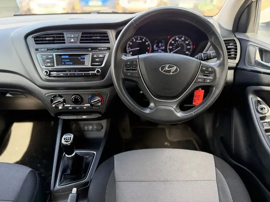 Used Hyundai i20 SE 84 HP (61 kW) 2017 White Hatchback
