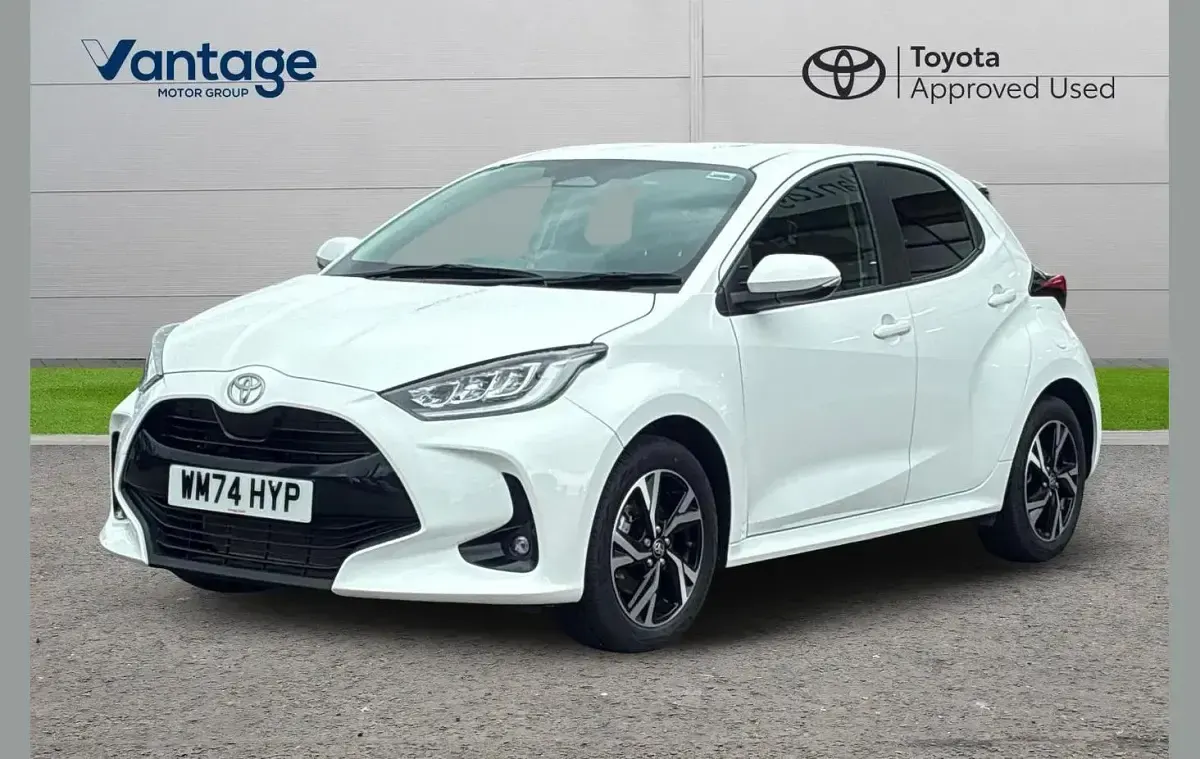 Used Toyota Yaris Design 113 HP (83 kW) 2025 White Hatchback