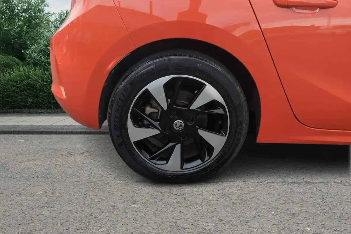 Second-hand Vauxhall Corsa-e 100 kW (136 CP) 2022 Portocaliu Hatchback