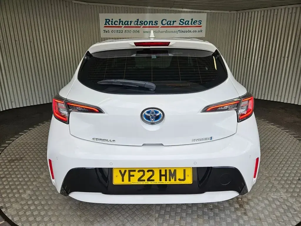 Used Toyota Corolla 120 HP (88 kW) 2022 White Hatchback