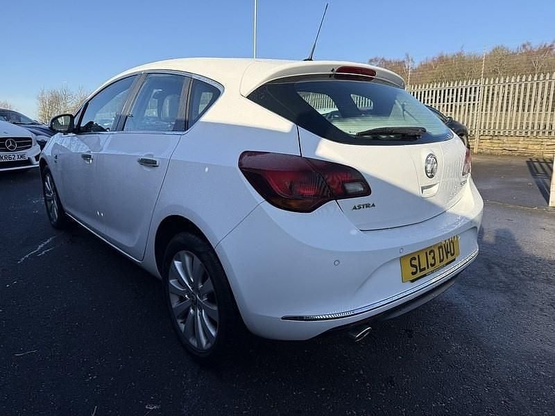 Used Vauxhall Astra Elite 165 HP (121 kW) 2013 White Hatchback