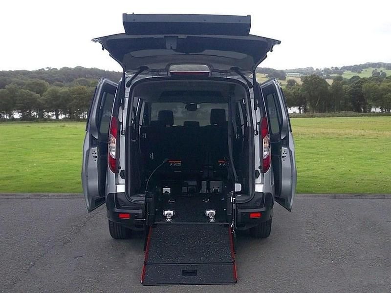 Used Ford Grand Tourneo Connect Zetec 100 HP (73 kW) 2019 Silver MPV
